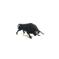 Toro bravo negro zaino embistiendo de juguete - Imagen 1