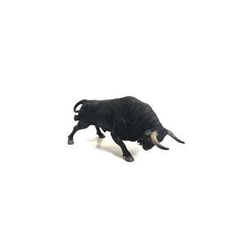 Toro bravo negro zaino embistiendo de juguete - Imagen 1